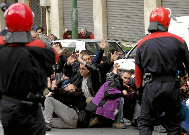 Al lado, cargas policiales en el homenaje a Igor Angulo y Roberto Sainz, muertos en la cárcel. Arriba, santuario de Loiola. Abajo, Alfredo Pérez Rubalcaba, como ministro de Interior, en un acto en Burlata.