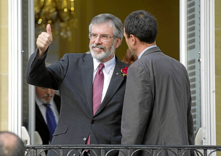 Gerry Adams, presidente del Sinn Féin en los años 90, muestra su optimismo en una de sus visitas a Euskal Herria.