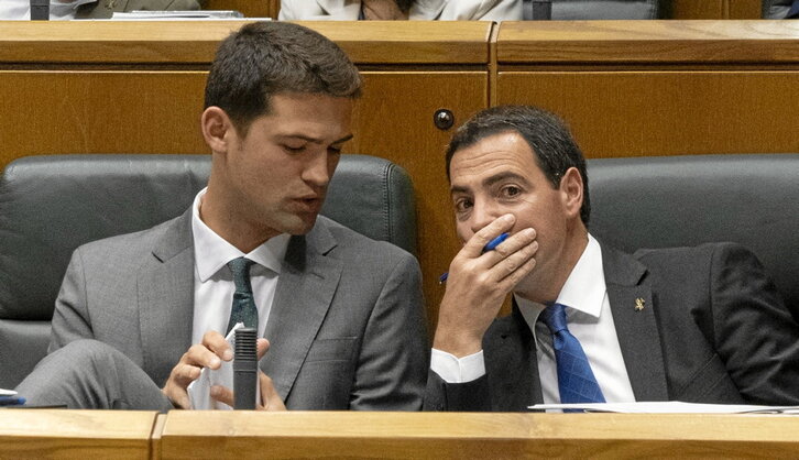 El portavoz del PNV, Joseba Díaz Antxustegi, y el lehendakari Imanol Pradales.