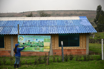 Andrea Rivera ingurumen-aktibistak parke baten mapa erakusten Doña Juana zabortegitik gertu, Bogotan.