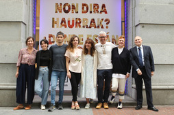 Jokin Oregi (hirugarren eskunetik), lan taldearekin eta Gorka Martinezekin, BBKren zuzendari nagusiarekin.