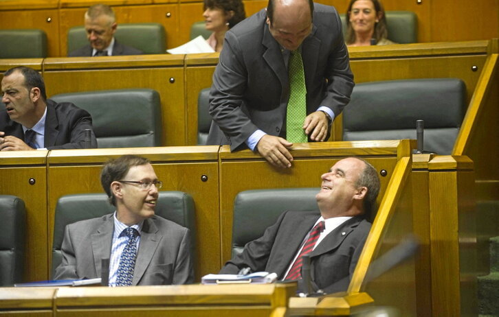Ricardo Gatzagaetxebarria, que rompió récords, Joseba Egibar y Andoni Ortuzar comparten un momento divertido en el Parlamento.