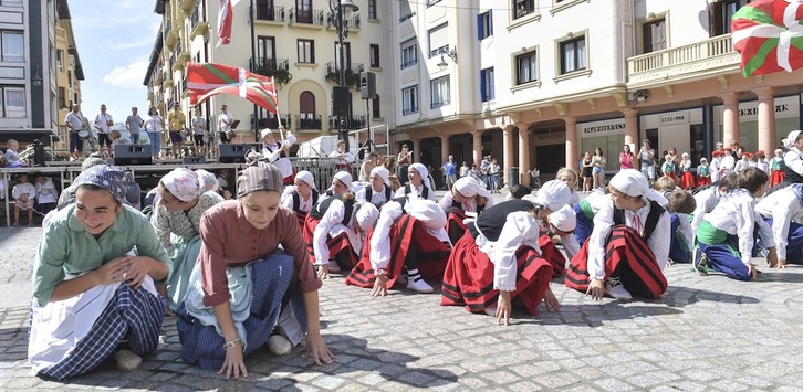 Urtero bezala, Zarautzen ez dira faltako dantza txapelketa eta emanaldiak.
