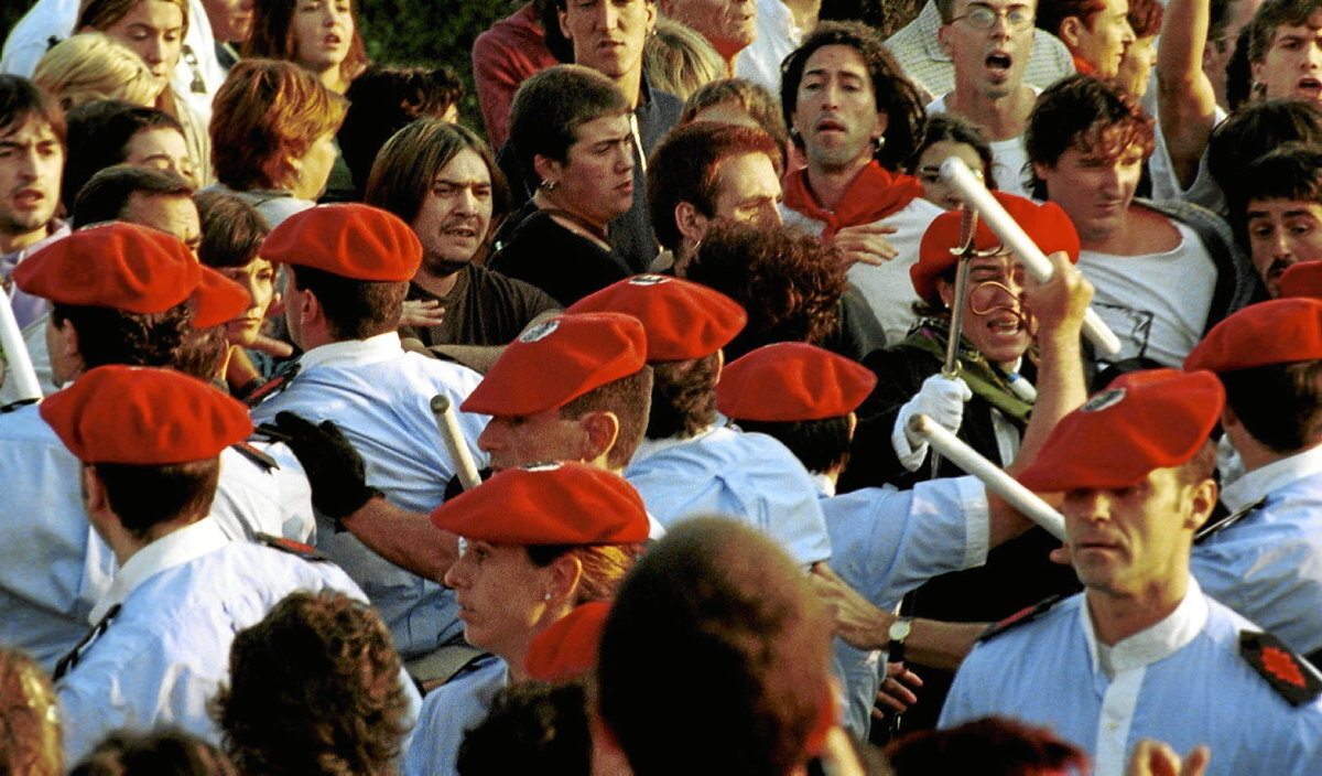 1999ko Hondarribiko Alardeko irudi bat, non ertzainak ageri diren borra kolpeka. (Jon URBE / FOKU)