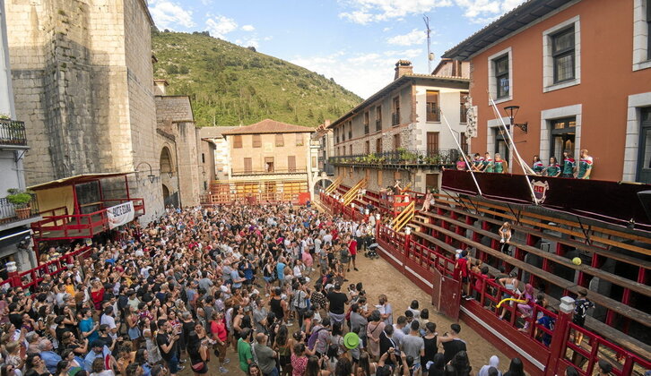 Zestoako txupinazoa herriko elkarte gastronomikoek botako dute aurten. Irudian, iaz pilotako euskal selekzioko ordezkariek botatakoa.