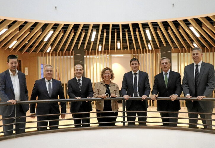 Tamara Yagüe y Noël d’Anjou, a la cabeza de las dos delegaciones.