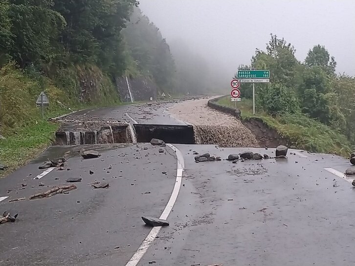 Así ha quedado la carretera de acceso al túnel de Somport.