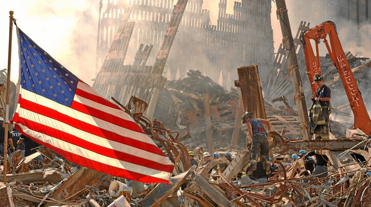 AEBetako bandera Dorre Bikien hondakinen artean, irailaren 11ko atentatuen ondoren.