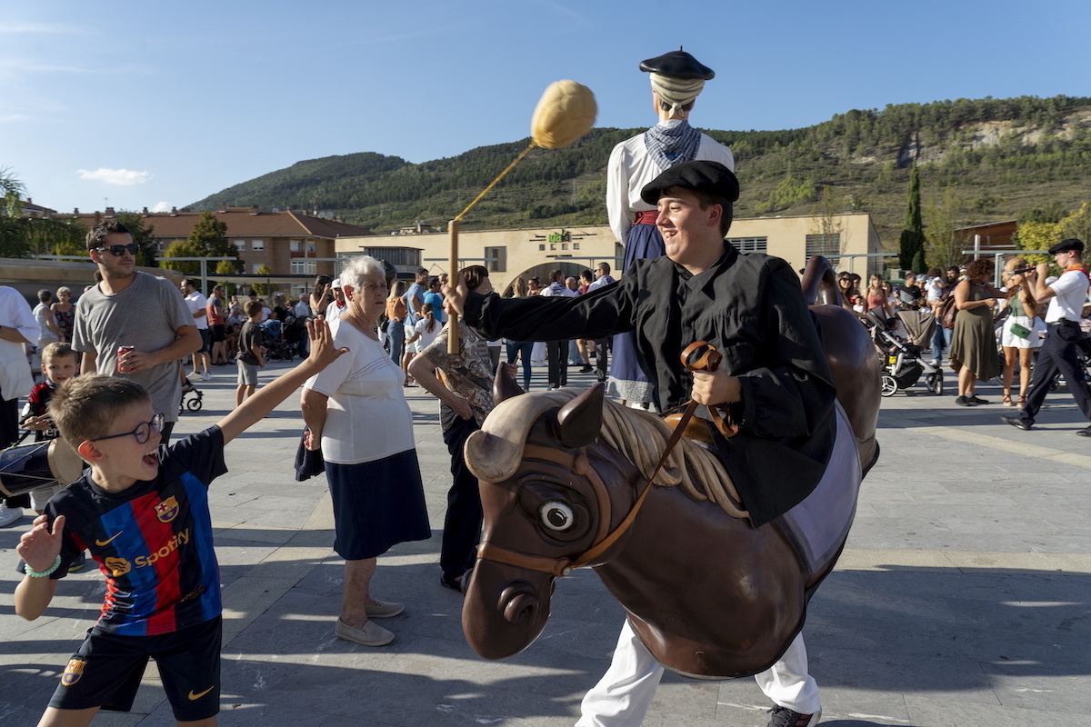 Antsoaingo buruhandi eta erraldoien konpartsak 25 urte bete ditu. (Iñigo URIZ | FOKU)