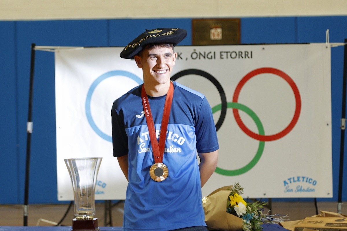 Ander Cepas ha recibido por la tarde un caluroso homenaje por parte del Atlético San Sebastián. (Maialen ANDRÉS/FOKU)