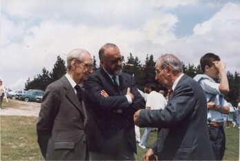 Joseba Elosegi, erdian, Leizaola lehendakari ohiarekin.