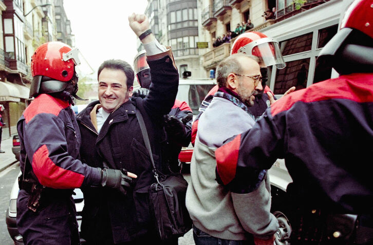 Detención de los mahaikides Karmelo Landa y Tasio Erkizia en la sede de HB en Bilbo el 5 de diciembre de 1997.
