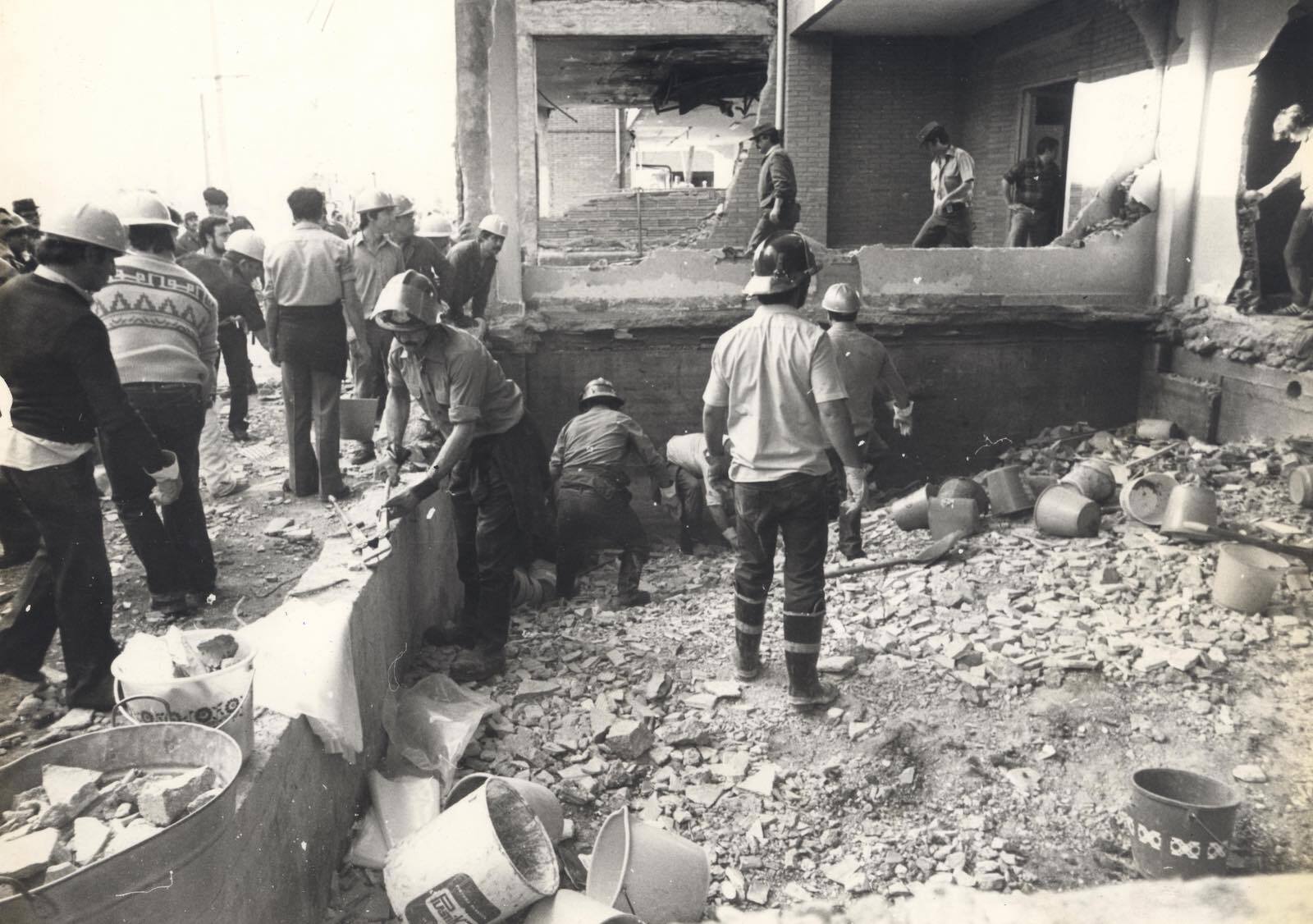 Labores de rescate y desescombro en el colegio Marcelino Ugalde. (Alfredo ALDAI | EGIN) Labores de rescate y desescombro en el colegio Marcelino Ugalde. (Alfredo ALDAI | EGIN)