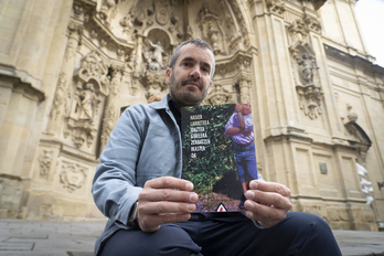 Hasier Larretxea idazlea, liburu berria eskuan duela.