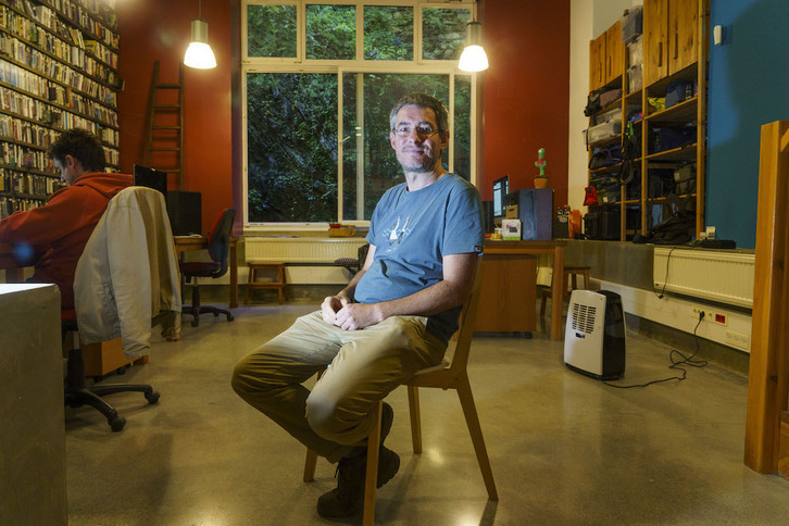 Pello Gutierrez zine zuzendaria eta ekoizlea Zazpi T'erdi enpresaren bulegoan.