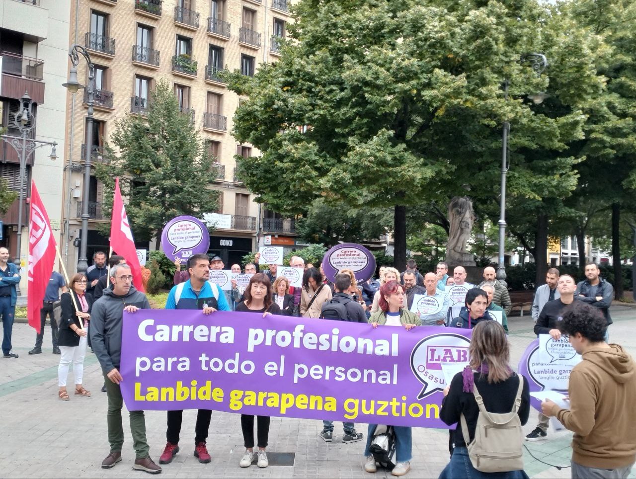 Protesta de LAB ante el Parlamento. (LAB SINDIKATUA)