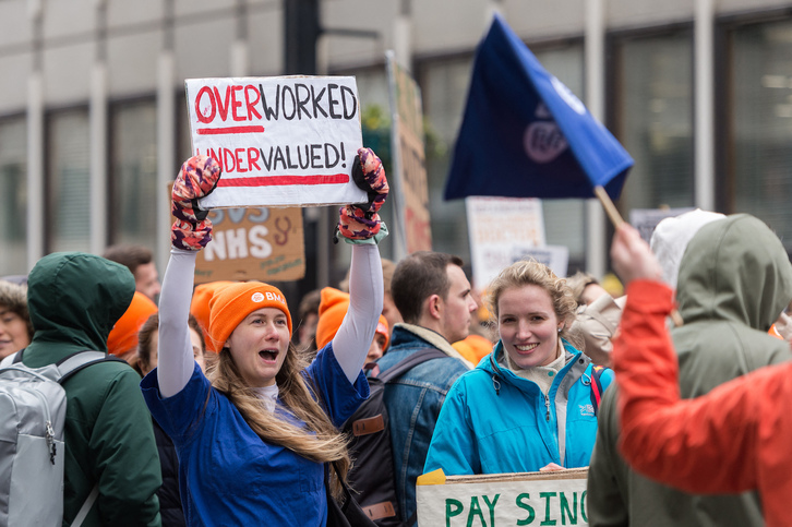 Protestas de médicos residentes frente al Departamento de Salud y Asistencia Social en el marco de una huelga celebrada en abril del año pasado.