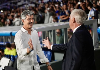 Imanol –en la imagen saludando a Ancelotti– está tranquilo y confiado en sus jugadores, pese al mal inicio liguero.