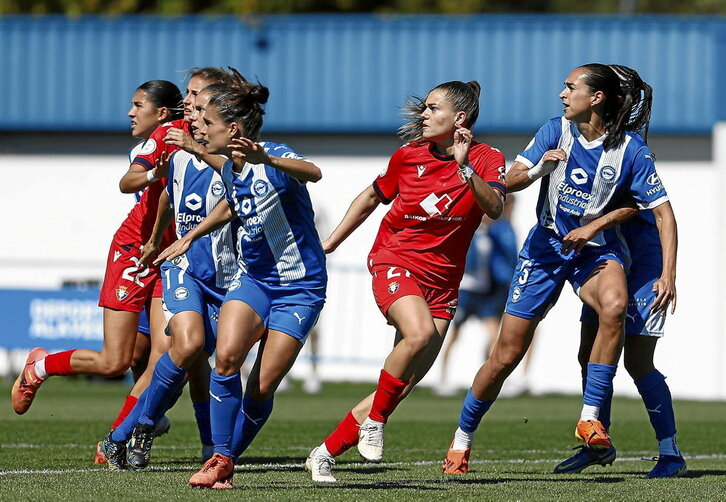 Osasunako eta Alavesko jokalariak, joan den asteburuan Ibaian jokatutako derbian.
