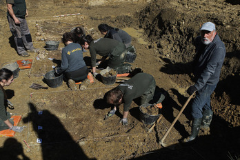 Paco Etxeberria, en una excavación de Gogora buscando víctimas del alzamiento franquista.