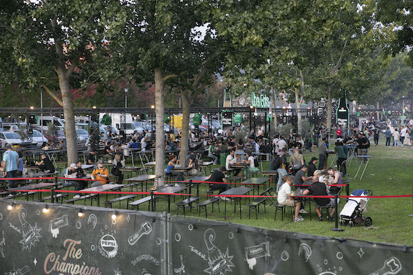 Mesas para consumir las codiciadas hamburguesas. (AYUNTAMIENTO DE IRUÑEA)