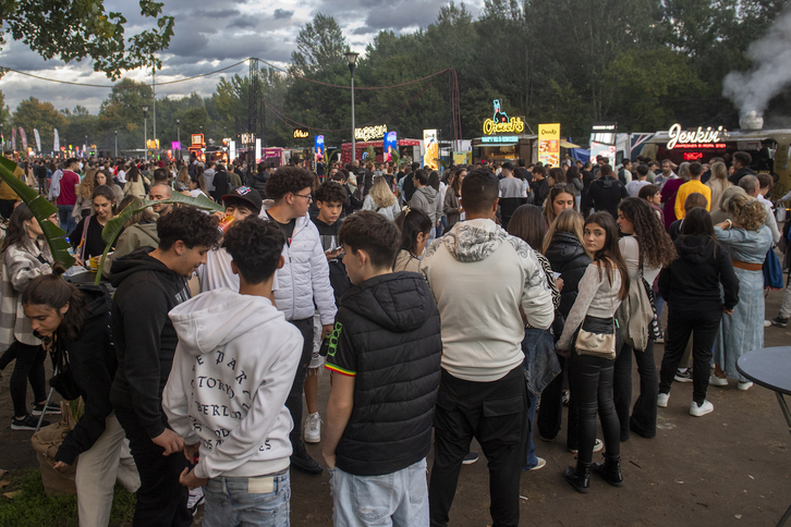 Colas para comprar una hamburguesa en el evento celebrado en Arrotxapea.