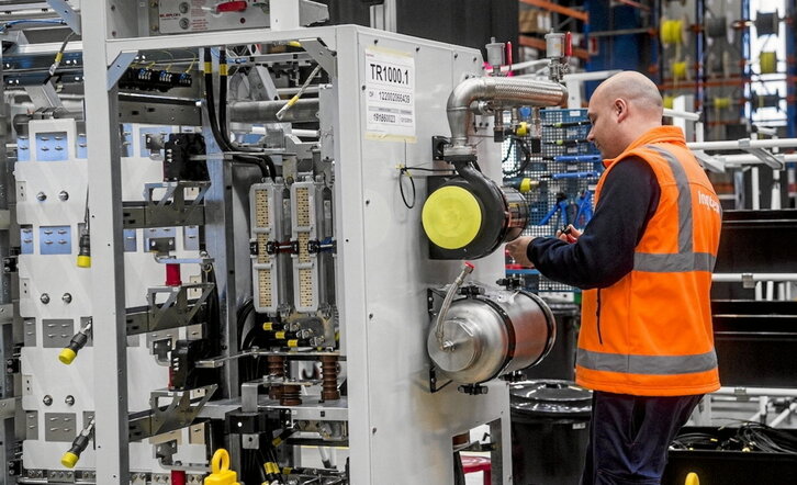 Langile bat, fabrikan, artxiboko irudi batean.