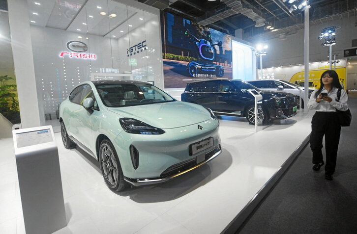 Exposición de vehículos eléctricos en una feria en Shangai.