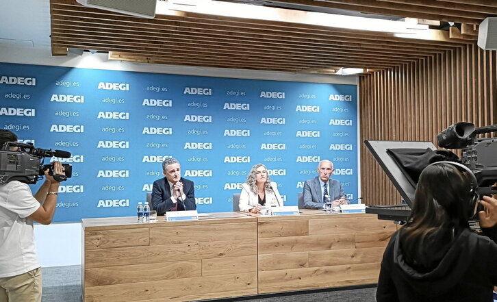 Jose Miguel Ayerza, Isabel Busto eta Patxi Sasigain, atzoko agerraldian.