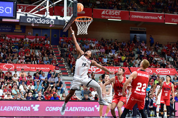 Pantzar se eleva para encestar ante Murcia.