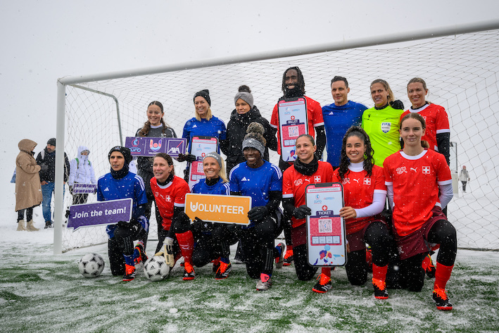 Foto de familia en la puesta en marcha de la venta de entradas para la próxima Eurocopa. Fabrice Coffrini / AFP