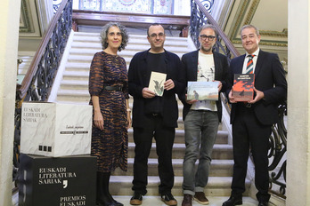 Jon Gerediaga eta Harkaitz Cano, Ibone Bengoetxea sailburua eta Andoni Iturbe sailburu-ordearen artean.