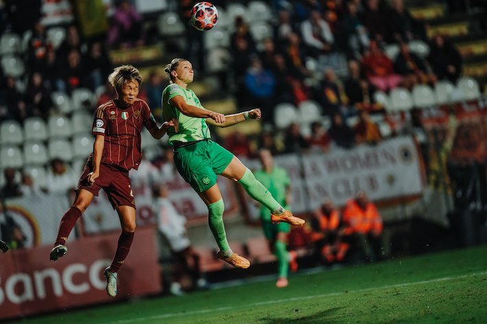 Minami y Popp saltan durante el encuentro entre Roma y Wolfsburgo. (VfLFrauen)