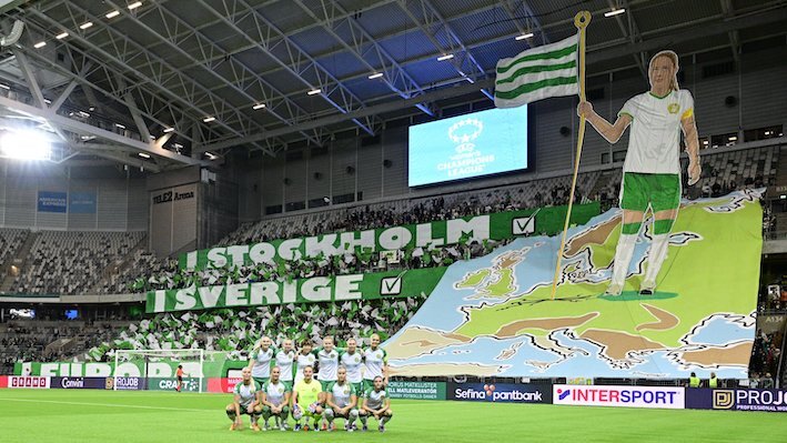 Un tifo recibe al Hammarby en su encuentro contra el St.Polten (HammarbyFottboll)