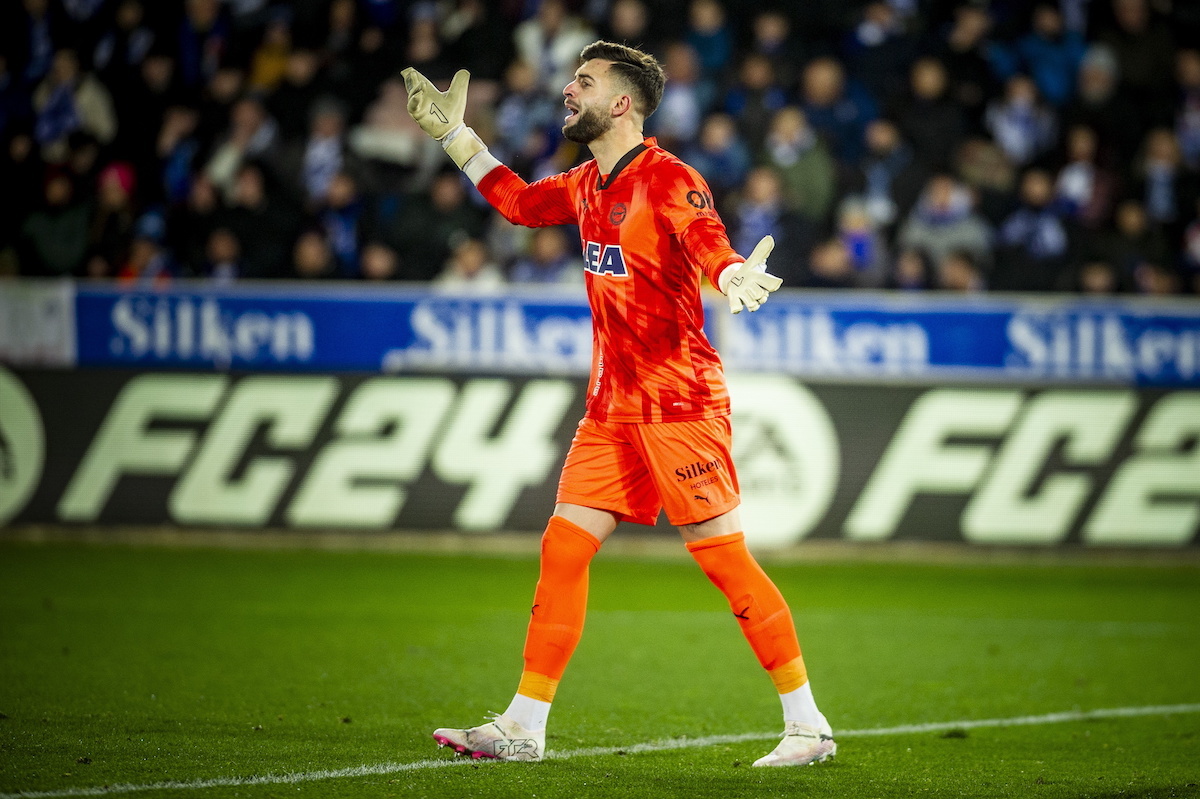 Sivera pide explicaciones durante un reciente partido liguero. (Jaizki FONTANEDA | FOKU).