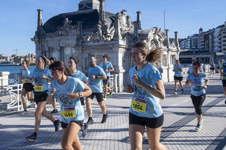 Hiru Hondartzak Krosseko irudietako bat.