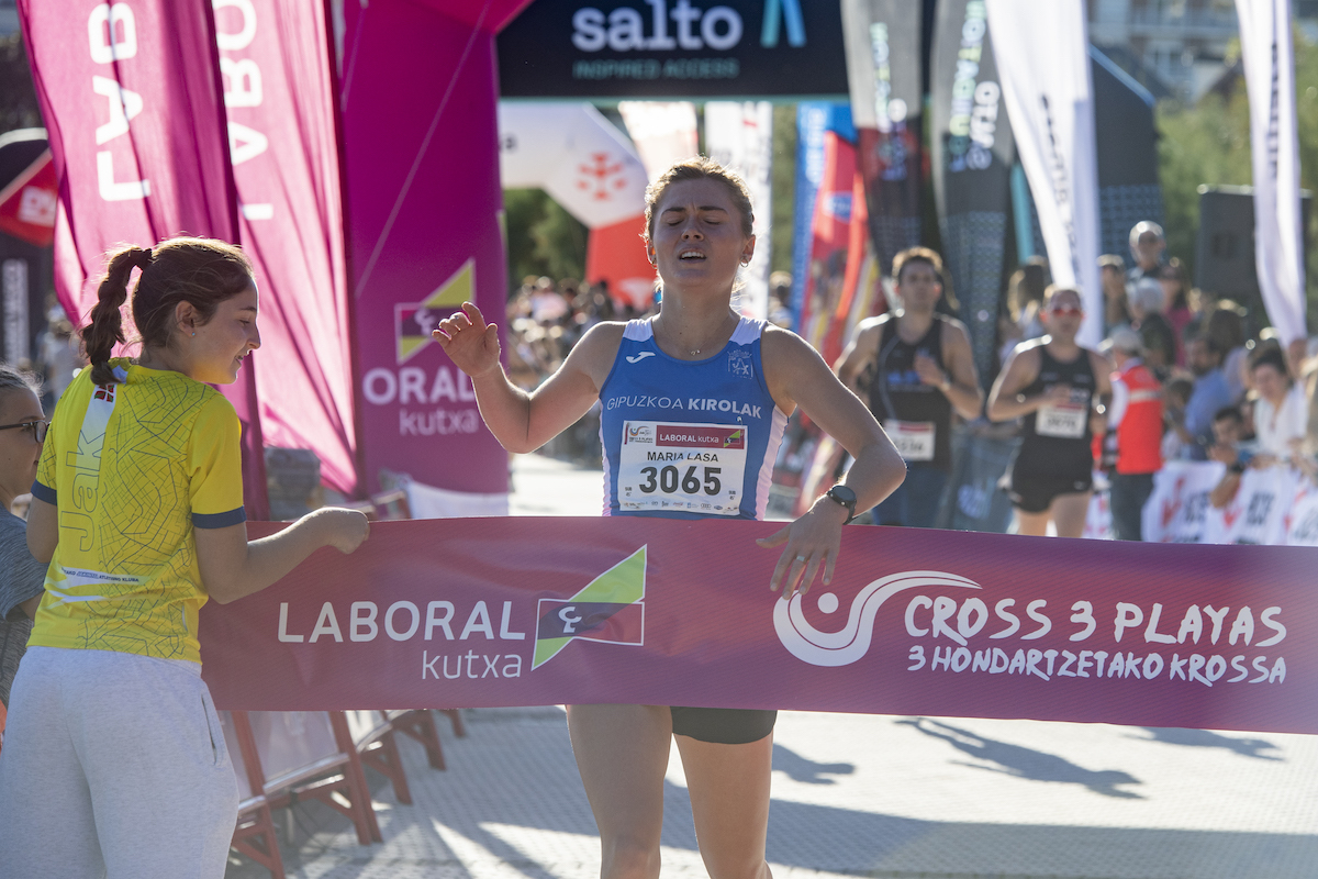 Maria Lasa Hiru Hondartzetako Krosseko garailea, helmuga zeharkatzen. (Idoia ZABALETA | FOKU)