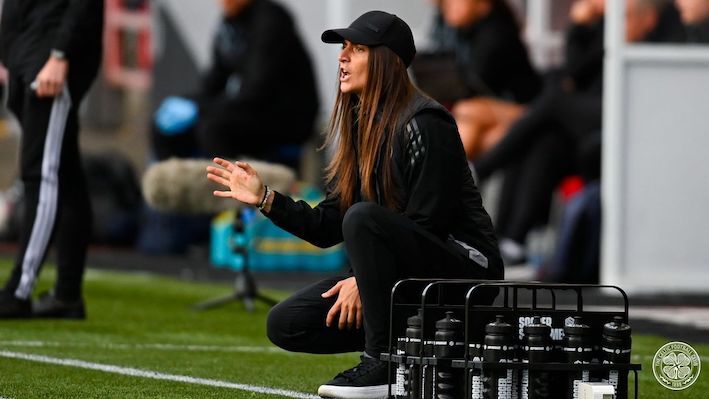 Elena Sadiku sigue un partido desde la banda. (CELTIC FC WOMEN)
