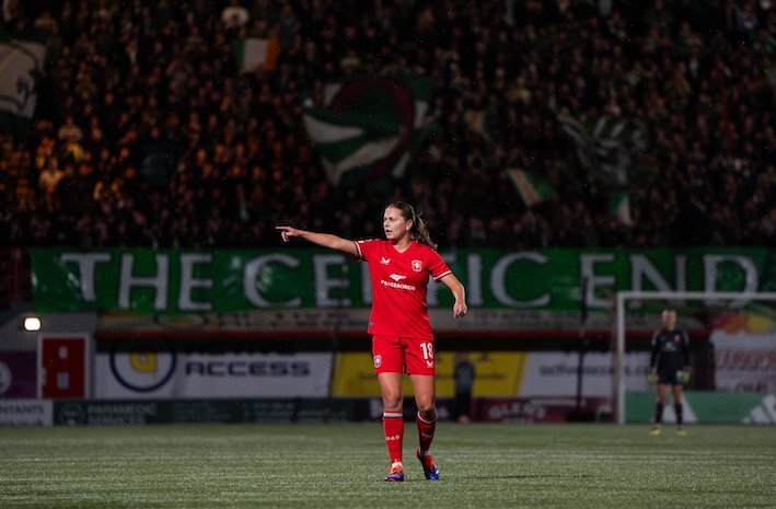 Sophie Te Brake dirige a sus compañeras en el duelo que enfrentó a Celtic y Twente la semana pasada (TwenteFCVrouwen)