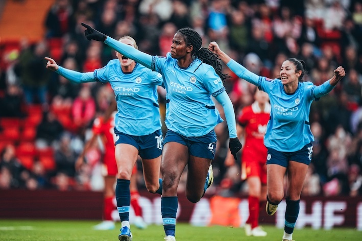 Khadija Shaw celebra su segundo gol ante el Liverpool, que mantiene al City al frente de la clasificación en Inglaterra. (ManCityWomen)