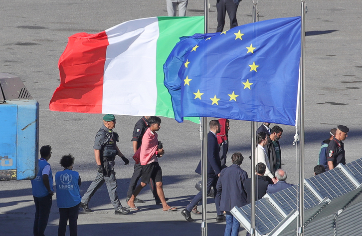 Algunos de los 16 primeros migrantes que Italia ha trasladado a Albania, en el momento de su llegada.