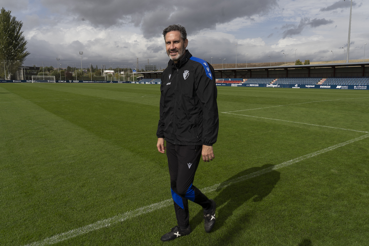 Un sonriente Vicente Moreno disfruta del gran inicio liguero de su equipo. (Iñigo URIZ | FOKU)