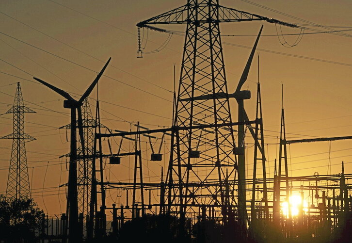 Imagen de archivo de unos tendidos de alta tensión.