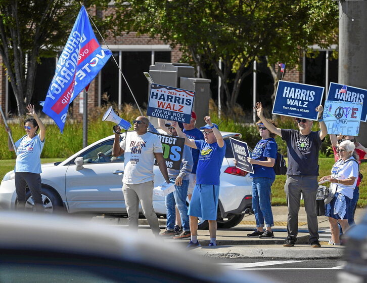 Harrisen jarraitzaileak, Roswellen. Beste irudian, Trump, Savannahko mitin batean.