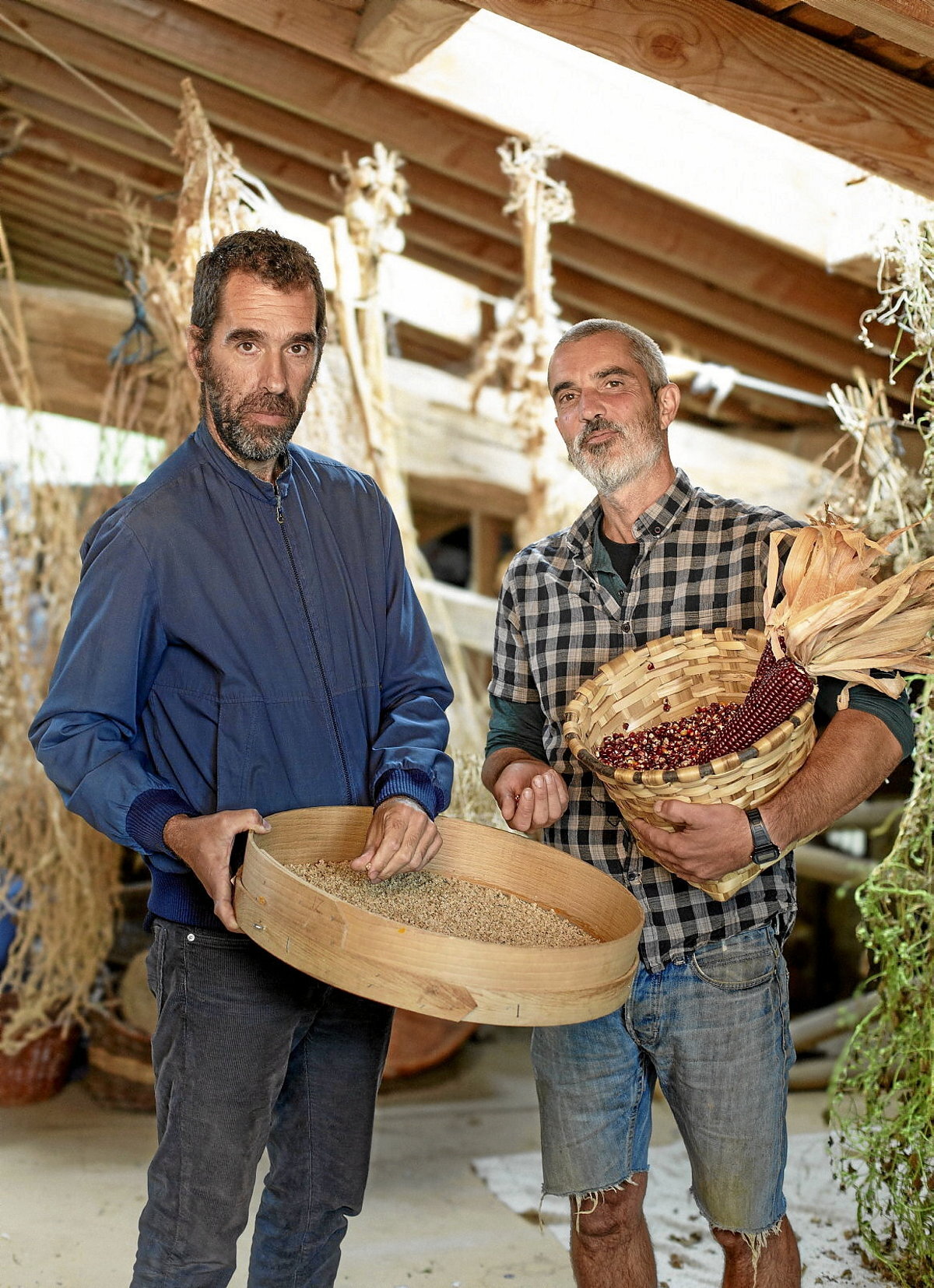 Marc eta «Kelo», kamerari haziak erakusten. (Dani BLANCO / ARGIA-CC-BY-SA)