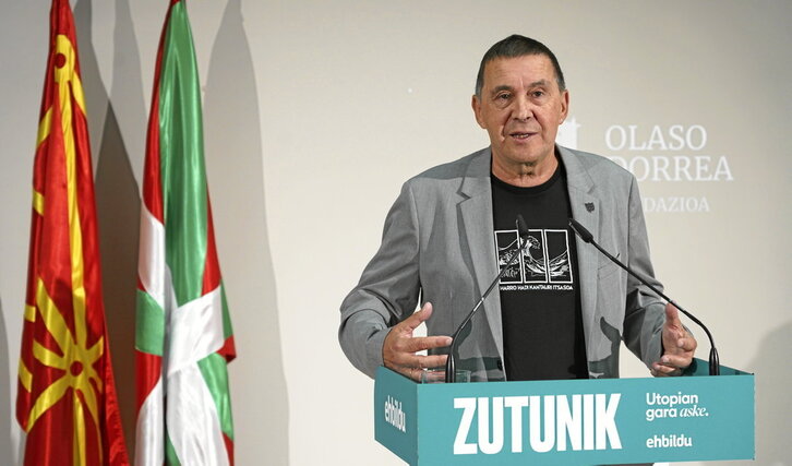 Arnaldo Otegik, EH Bilduko koordinatzaile nagusiak, aurkeztu zituen atzo Bergaran ponentzia politikoaren nondik norakoak.