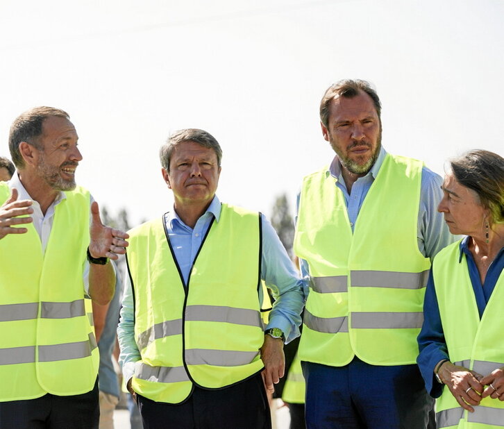 Miembros del Ministerio de Transportes visitando las líneas ferroviarias de Gasteiz.