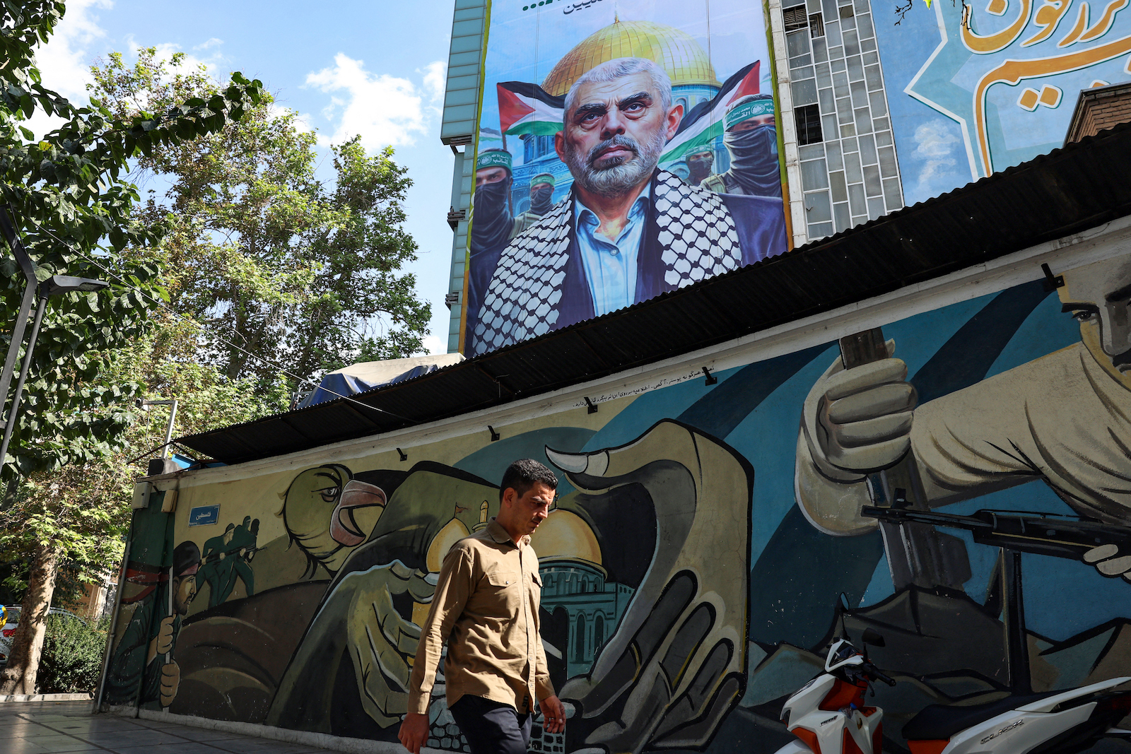 Mural en honor a Yahya Sinwar en Teherán. (AFP)