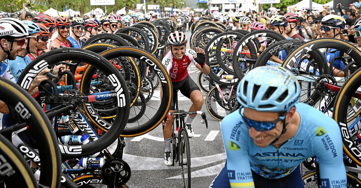 Gorka Izagirre, atzo, tropelak eskainitako omenaldian.