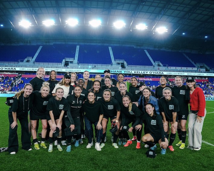 Kelley O'Hara rodeada por sus compañeras tras disputar su último partido en el Red Bull Arena. (Gotham FC)